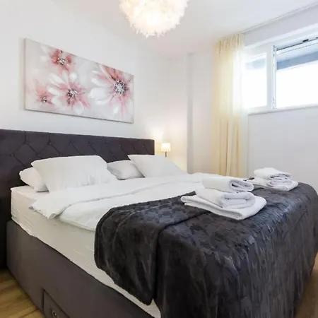 Cultural Haven Two Bedroom דירה זאדאר