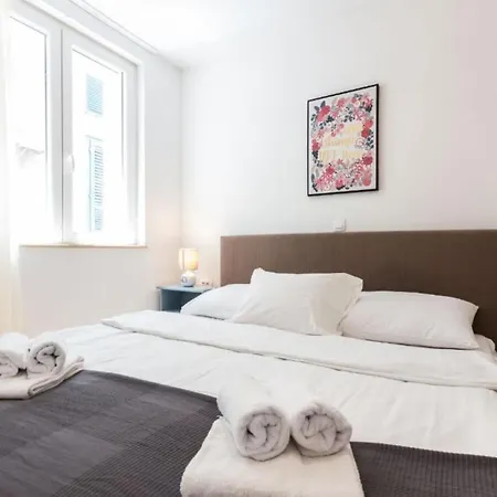 Cultural Haven Two Bedroom * זאדאר