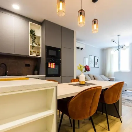 Cultural Haven Two Bedroom דירה זאדאר
