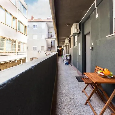 Cultural Haven Two Bedroom דירה *