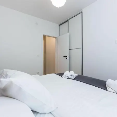 דירה Cultural Haven Two Bedroom זאדאר