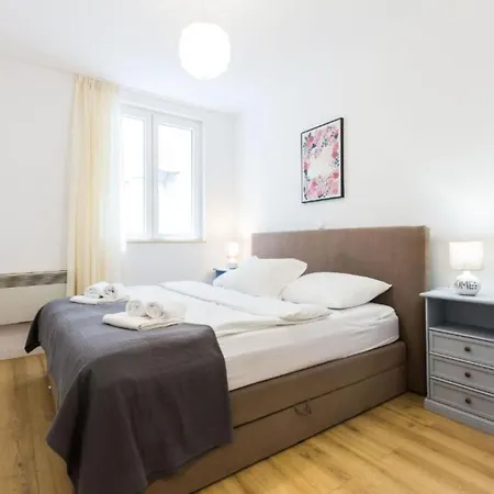 Cultural Haven Two Bedroom דירה *