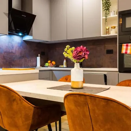 Cultural Haven Two Bedroom * זאדאר