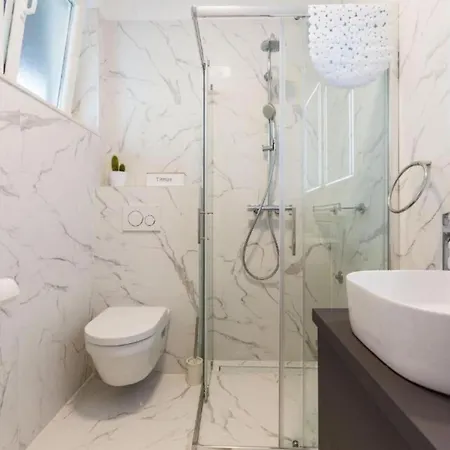 Cultural Haven Two Bedroom דירה *