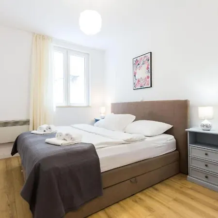 Cultural Haven Two Bedroom זאדאר