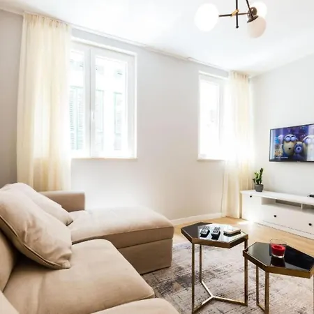 Cultural Haven Two Bedroom דירה זאדאר
