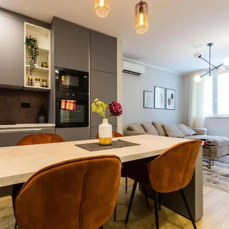Cultural Haven Two Bedroom זאדאר