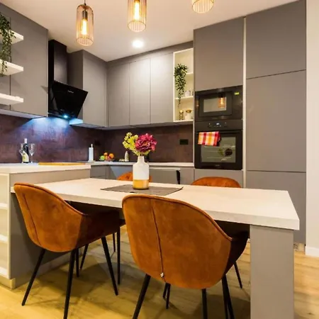 Cultural Haven Two Bedroom דירה *