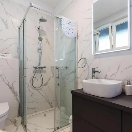 Cultural Haven Two Bedroom דירה זאדאר